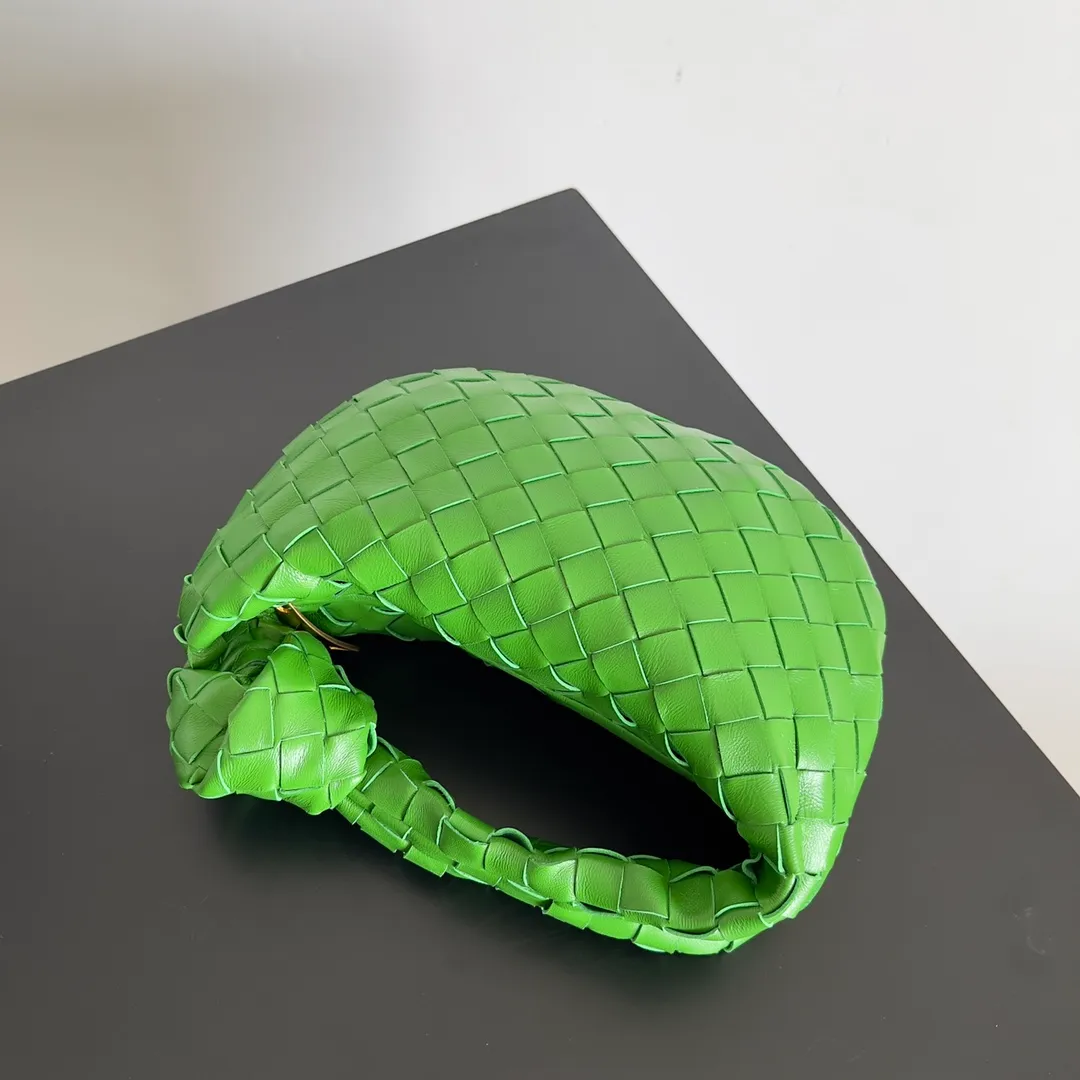 Batch 1120 Bottega veneta͙.——- The latest woven knotted hobo🔥 The top-grade lambskin leather is very soft, the bag shape is unique, practical and durable. It retains the traditional woven elements while being a little more flamboyant ~ Made of hand-woven sheepskin, zipper opening and closing, curved seamless structure, effortless to match. Highly recommended⚠️⚠️⚠️ The most high-end in the market🌈 Welcome to compare [Factory complete package] size: 23x15x5cm.   Model: 651876